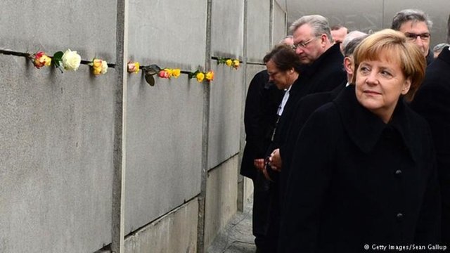 Berlin Duvarı'nın yıkılışının 25'inci yıldönümünde kutlamalar bugün doruk noktasına ulaşıyor. Kutlamalara Doğu Almanya kökenli Almanya Başbakanı Angela Merkel de katılıyor.