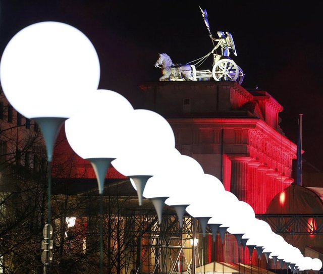 Berlin Duvarı'nın uzandığı hat boyunca bağlanan 7 bin balon, bugün Berlin semalarına salınacak. Balonların gökyüzüne bırakılması yarım saat sürecek.