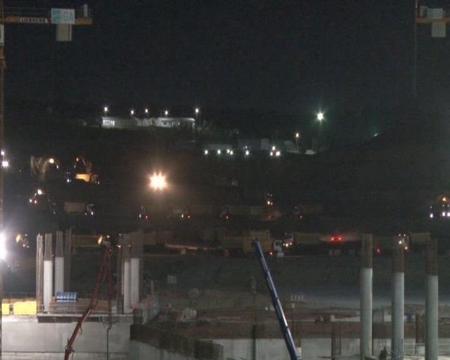 "İLK ÇATI KOLONU KONULDU, KABA İNŞAAT 30 OCAK'TA BİTECEK" - Şu ana kadar yüzde 30'u tamamlanan inşaata ilk çatı kolonlarını koydukları müjdesini de DHA mikrofonları aracılığıyla veren Akçayoğlu "İnşaatımızda bugün itibariyle çok önemli bir kilometre taşına şahit oldunuz. Bugün çelik çatıda ilk kolonumuzu koyduk. Çelik çatının ilk elamanının bu gün montajı yapıldı. Bizim kaba inşaatı bitirme tarihimiz ana terminal binasında 30 Ocak olarak belirlenmişti. O tarihe kadar yaklaşık 10 küsür bin ton çelik montajını da bitirmiş olacağız. Bugün bunun başlangıcını yapmış olduk" dedi.