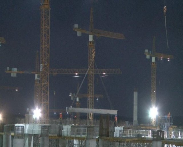 Bizim bu projede iş programımız çok sıkışık olduğu için, gece ile gündüzü aynı olmasa bile çok yakın bir verimliliğe nasıl taşırız bunun için uğraşıyoruz. Bunun için yeni metotlar geliştiriyoruz. İş güvenliği ve kalite konusunda iki kat daha dikkatli olmamız gerekiyor. Bütün bunların hepsini aynı anda yapabiliyorsanız, zaten bir işi yapmış oluyorsunuz. Yani kalite, hız ve güvenliği aynı anda yapmaya çalışıyoruz" şeklinde konuştu.