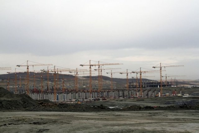 ULAŞIMDA ÖNCELİK METROAkçayoğlu, havalimanına ulaşımın çok önemli olduğunu belirterek metro hatlarının önemine değindi. Ulaşımın Gayrettepe- Yeni Havalimanı Metro Hattı, D-20 yeni karayolu bağlantısı, Yavuz Sultan Selim Köprüsü ve Kuzey Marmara Otoyolu Projesi bağlantısı, hızlı tren bağlantısı, üç katlı büyük İstanbul tünel projesi ile Anadolu yakası bağlantısı ile gerçekleştirileceği öğrenildi.