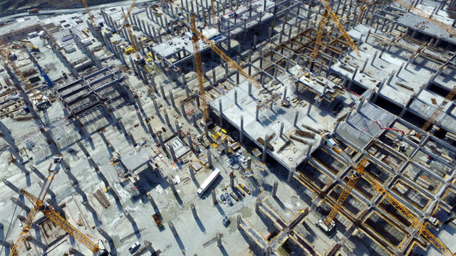 Her geçen gün terminal binasının ortaya çıktığı havalimanında personel sayısı da artıyor. Projede an itibarıyla 7 gün 24 saat 13 binden fazla kişi çalışıyor.