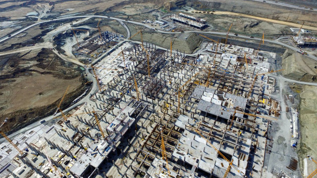Terminal binasında kaba inşaat, elektro mekanik sistem montajları, çatı montaj çalışmaları başlarken, bu faaliyetler eş zamanlı yürütülüyor.