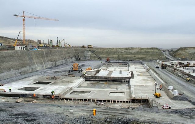 76,5 milyon metrekare dev bir alana sahip olan 3'üncü havalimanının detayları hakkında bilgi veren Akçayoğlu, bir gazetecinin çatı sistemine ilişkin sorusu üzerine, "Uzay çatı sadece iskelelerin üzerinde olacak. Ama ana terminalde sahada gösterdiğim yerde normal konvansiyonel çatı olacak" diye konuştu.