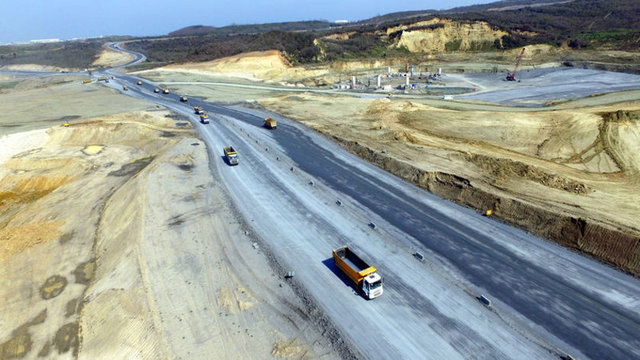 Metro, hızlı tren, otobüs gibi ulaşım seçeneklerinin bulunacağı havalimanına D-20 yeni kara yolu bağlantısı, Yavuz Sultan Selim Köprüsü ve Kuzey Marmara Otoyolu Projesi de araçla ulaşımda katkı verecek.