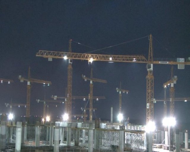 Dünyanın inşa halindeki en büyük havalimanı olan İstanbul 3. Havalimanı için yapılan İhaleyi 3 Mayıs 2013'te İGA yatırımcılarının oluşturduğu; Cengiz, Mapa, Limak, Kolin, Kalyon Ortak Girişim Grubu (OGG) 22.152 milyar Avro'luk bir teklif ile kazandı. yer teslimi 1 Mayıs 2015'de yapıldı ve birinci fazın inşası için teslim tarihinden sonra 42 aylık süre tanındı. birinci faz 26 Şubat 2018'e yetişecek.