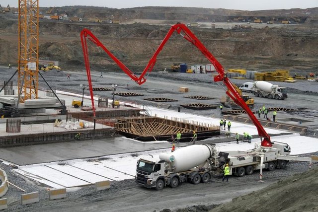 Akçayoğlu "Sahada halen bin 704 kamyon, 182 ekskavator, 50 greyder, 121 silindir, 84 dozer ile birlikte mimar, mühendis, idari ve işçi olarak toplam 12 bin kişi çalışıyor" dedi.