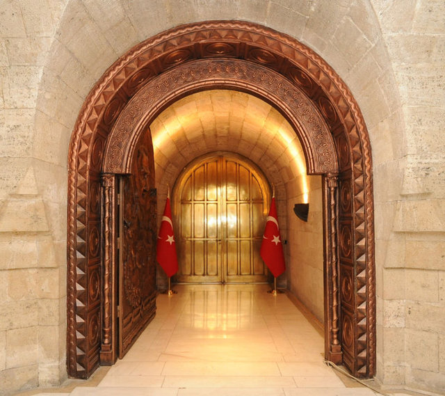 Atatürk, 10 Kasım 1938'de ebediyete intikal ettiğinde, naaşı muhafaza işlemi için Gülhane Askeri Tıp Fakültesi doktorlarından Prof. Lütfi Aksu tarafından 'tahnit' işlemine tabi tutuldu.