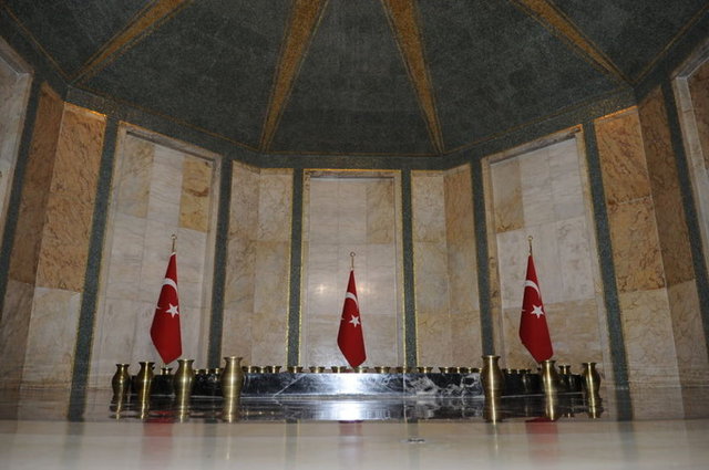 Kıbleye bakan mezarın üzerindeyse bir şey yazmıyor. Mezar Odası'nın kapıları Genelkurmay'ın izniyle açılıyor.