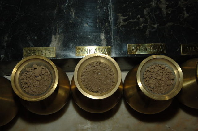 Piramidal külahlı tavanı geometrik motifli mozaikler süslüyor. Odanın ortasında kıble yönünde kırmızı mermerden sanduka bulunuyor. Sandukanın çevresindeki pirinç vazolarda, Türkiye'nin 81 ilinden, KKTC ve Azerbaycan'dan getirilen topraklar yer alıyor.