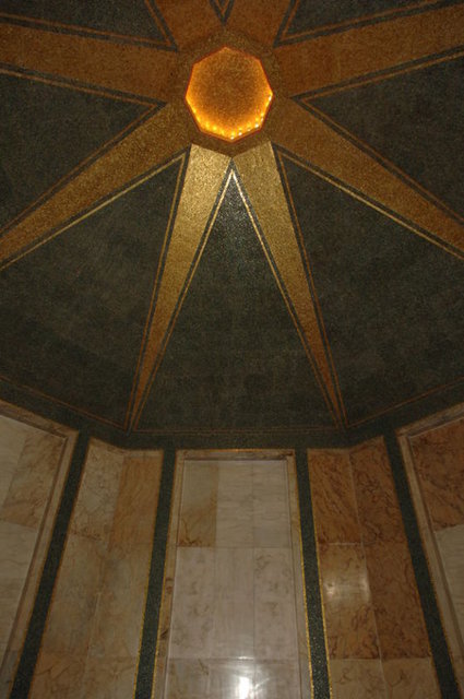 Bronz kapının ardındaki pirinç kapı açıldığında Türk bayraklarıyla birlikte, Selçuklu ve Osmanlı türbe mimarisi tarzında sekizgen planlı olarak inşa edilen odaya ulaşılıyor.