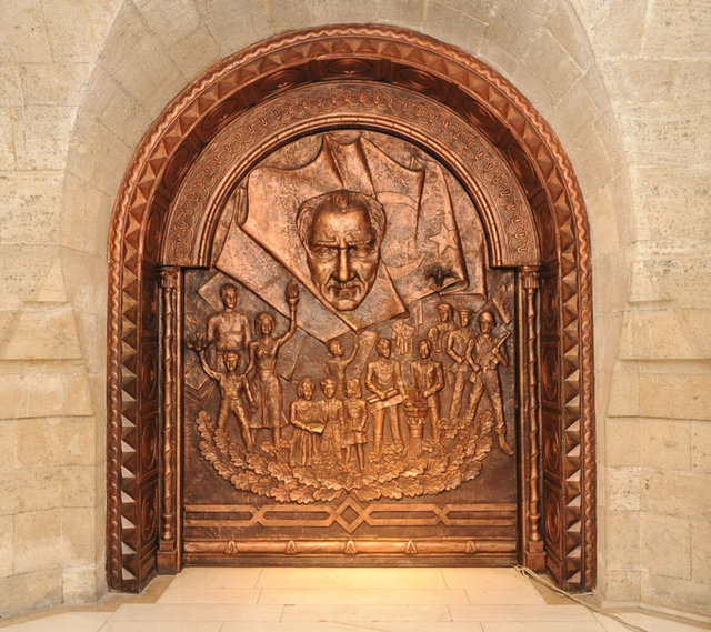 Bir çeşit kimyasal sıvı naaşın bozulmaması için Atatürk'ün vücuduna zerk edildi. İşlemin ardından naaş kurşundan bir tabuta konularak gül ağacından yapılmış özel bir tabuta yerleştirildi.