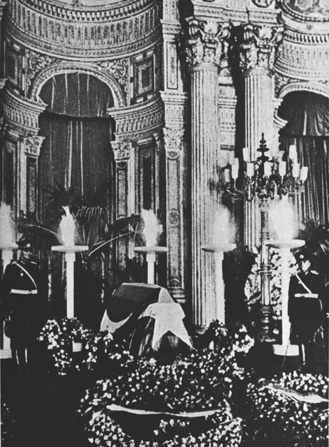Atatürk'ün cenazesi Dolmabahçe Sarayı tören salonunda katafalkta iken görülüyor.