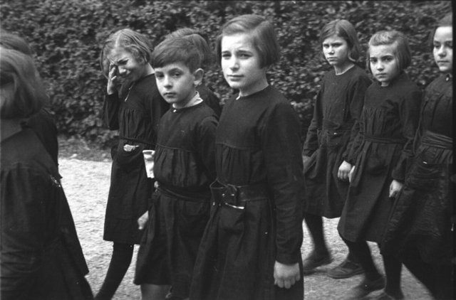 Atatürk'ün Dolmabahçe Sarayı'ndaki naaşı önünden saygı geçişi yapan öğrenciler gözyaşları içinde son görevlerini yerine getirirken görülüyor.