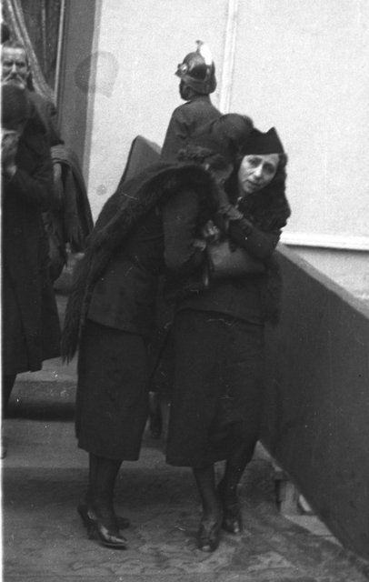 Atatürk'e son görev için Dolmabahçe Sarayı'na gelen ve gözyaşı döken yurttaşlar.