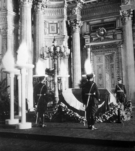 Atatürk'ün cenazesi Dolmabahçe Sarayı tören salonunda katafalkta görülüyor.