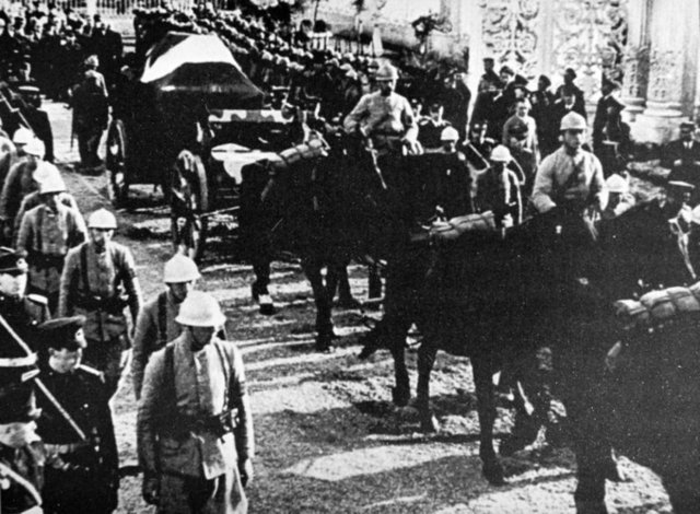 Atatürk'ün naaşı Dolmabahçe Sarayı'ndan alınarak top arabasına konulduğu görülüyor.