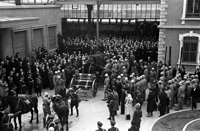 Atatürk'ün naaşı özel trenle getirildiği Ankara Garı'nda askerlerin omuzlarında.