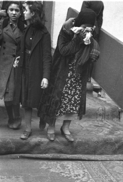 Atatürk'e son görev için Dolmabahçe Sarayı'na gelen ve gözyaşı döken yurttaşlar görülüyor.