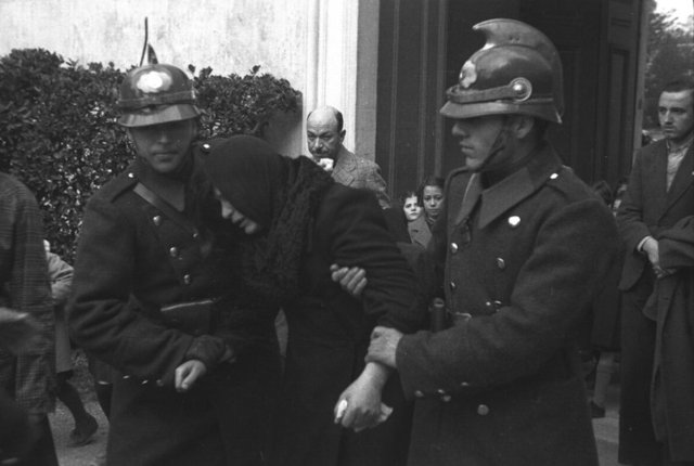 Atatürk'ün Dolmabahçe Sarayı'ndaki naaşı önünden saygı geçişi yapan yurttaşlar gözyaşları içinde son görevlerini yerine getirilişi görülüyor.