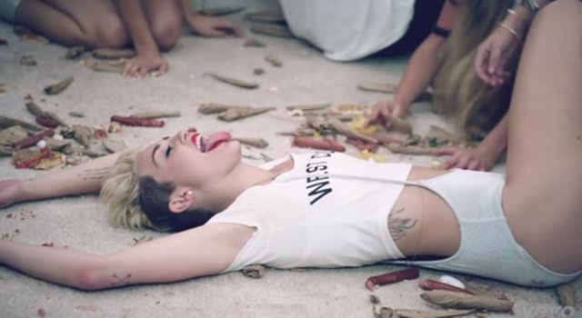 Geleceğe dair umutları ve hayalleri benimkilerle uyuşuyor mu? - Evlilikte eşlerin ikisinin de çalışmasının gerektiğini mi düşünüyor yoksa kadının çalışmaması gerektiğine mi inanıyor? Kalabalık bir şehirde mi, kırsal bir çevrede mi yaşamak istiyor?