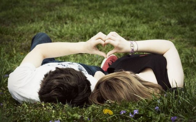 Beraber sessizce oturmaktan zevk alıyor muyuz? -  - Eğer sizinle beraberken sadece sessizce oturmaktan rahatsız oluyorsa bu kafasının içinde soru işaretleri olduğunu ve dikkat dağıtmak için sese ihtiyacı olduğunu gösterir.