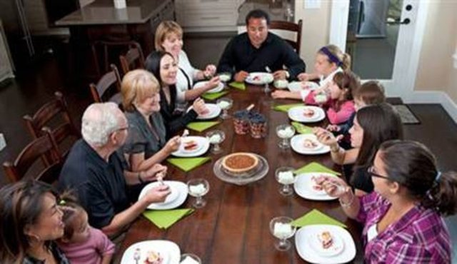 1920'ler sonrası alıştığımız Batılı ilişki tarzının en büyük hatalarından biri de partnerinizi aile ortamında görmekten kaçınmak oldu. Artık aileyle tanışmak neredeyse nişanlanmadan bir önceki adım olarak görülüyor.