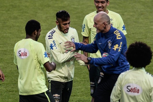 14 futbolcu ile gerçekleşen idman öncesi Brezilya Milli Takımı kalecisi Rafael Cabral basın mensuplarının sorularını yanıtladı.