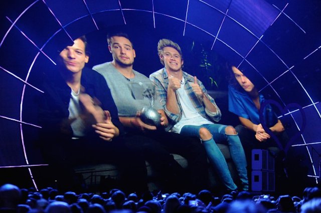 Gecenin galibi One Direction oldu. Geceye katılamayan grup video bağlantısı ile ödülü kabul etti.