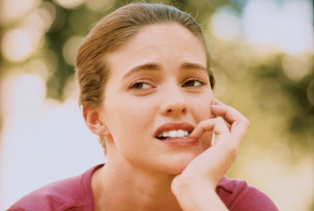 Ancak bu açıklamalar tırnak yeme alışkanlığından kurtulmak için herhangi bir yöntem sunmuyor.