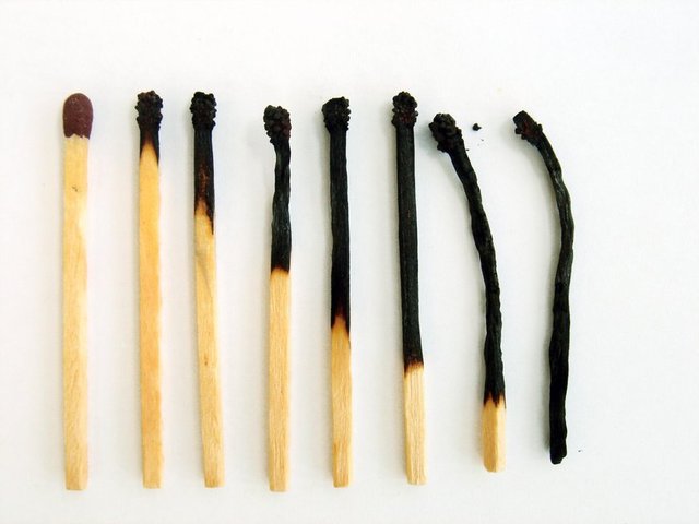 6. Sadece bir tek kibritiniz var, içinde bir gaz lambası, bir gaz sobası, ve bir de mum bulunan karanlık ve soğuk bir odaya girdiniz… Önce hangisini yakarsınız? -  -