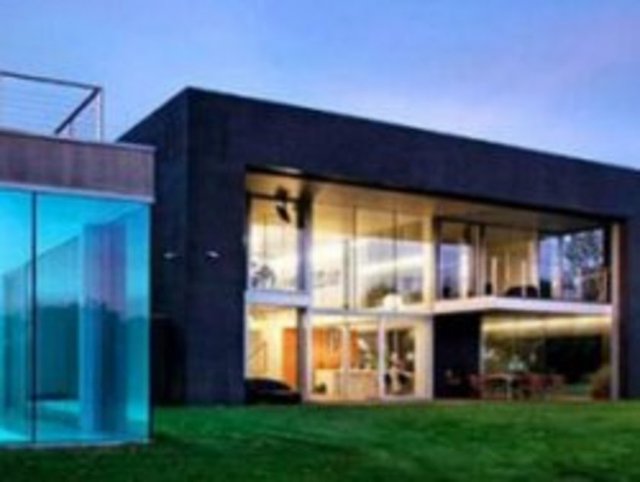 7. Ayı beyaz olur. Evin her cephesi güneye baktığına göre, bina kuzey kutbundadır. -  -