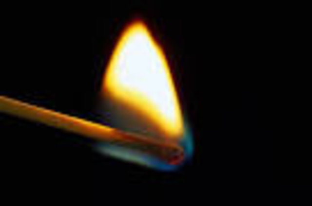 6. İlk önce kibriti yakmanız gerekir. -  -