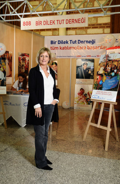 Çocukların dileklerini gerçekleştirmek için kurulan Bir Dilek Tut Derneği Başkanı Carole Hakko, - bugüne kadar binlerce çocuğun hayalini gerçeğe dönüştürdü. 3-18 yaş arası hayati tehlike taşıyan hastalığa yakalanan minikler, bu dernekle mutlu oluyor.