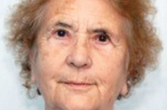İngiltere'nin Nottingham kentinde yaşayan 80 yaşındaki Elizabeth Moore, gösterdiği yaştan çok daha genç hissettiğini belirterek, estetik ameliyat yaptırmaya karar verdi.