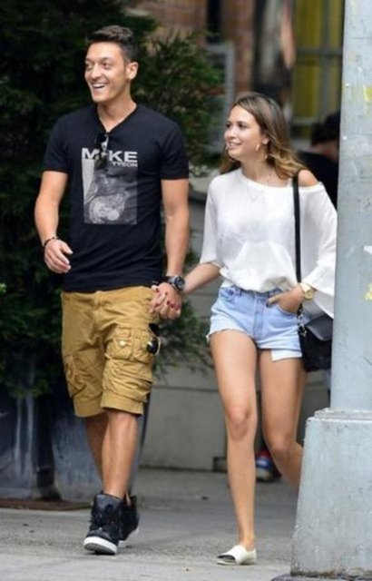 Baba Mustafa Özil, futbolcu Mesut Özil'den menajerlik ve danışmanlık ücreti olarak 600 bin Euro, bir reklama aracılık etmesinden ötürü 30 bin Euro istiyordu.