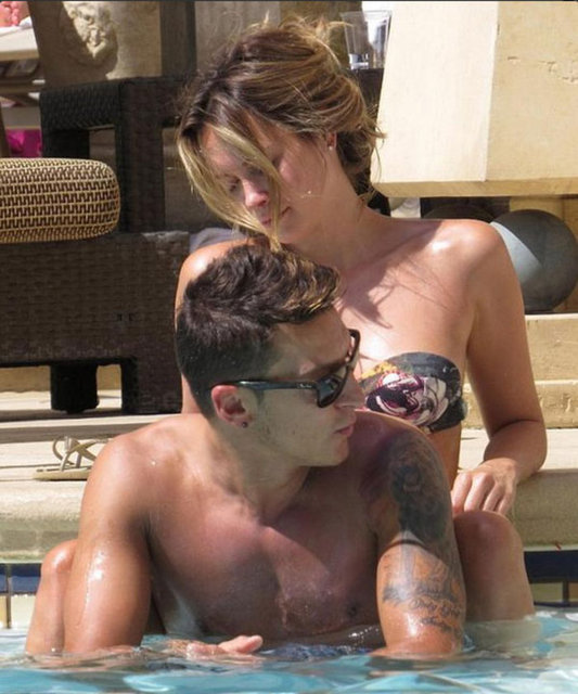 Mandy Capristo'nun o dönem baba oğul arasında rahatsızlık yarattığını belirterek, "Eski kız arkadaşı Mandy baba oğul arasına girdi ve işleri zıvanadan çıkarttı" dedi.