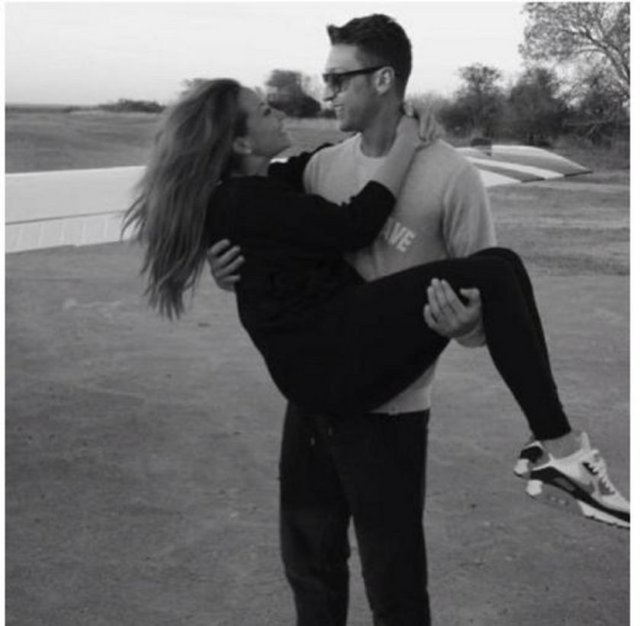 İkili arasındaki anlaşmazlık nedeniyle Mesut Özil'in menajerliğini son bir yıldır ağabeyi Mutlu Özil yapıyor.