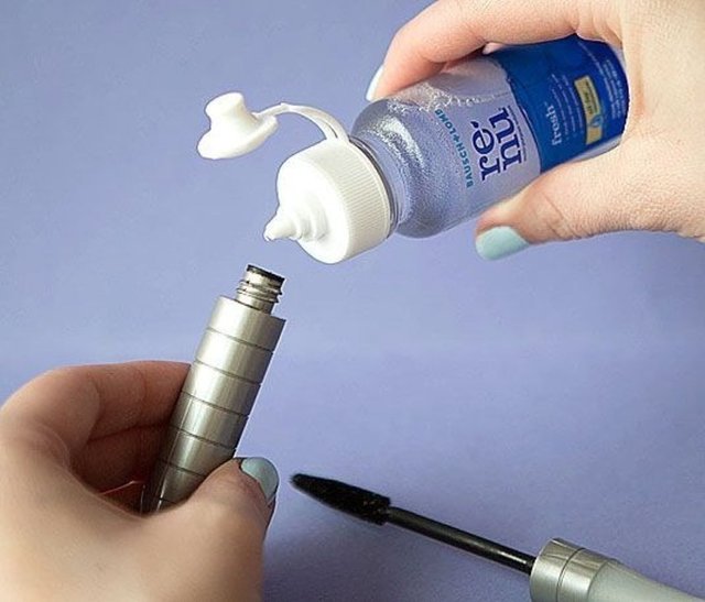 20. Kurumuş ve topak topak olmuş maskaranızı açmak için içine biraz lens solüsyonu katın.