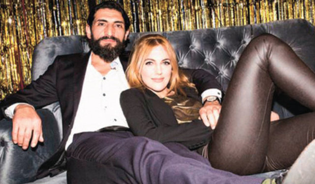 Buket SARI / HT MAGAZİN - Meryem Uzerli önceki gün sosyal medyayı salladı.Güzel oyuncu Instagram hesabından, tüm dünyada ilgiyle izlenen ABD dizisi 'Homeland'de Taliban liderini canlandıran Numan Acar'la çektirdiği samimi fotoğrafı paylaştı.