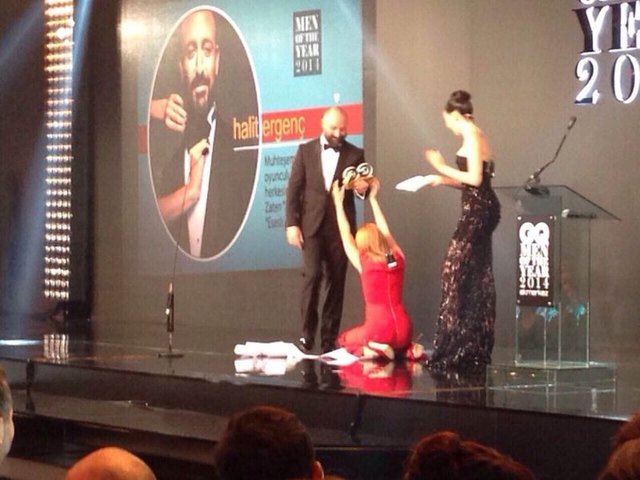 Uzerli, ödül verirken Hürrem Sultan rolüyle Sultan Süleyman'a cariyelik yaptığı günleri hatırlatarak Ergenç'in önünde diz çöktü. Bu anlar yaşanırken salon alkıştan yıkıldı.