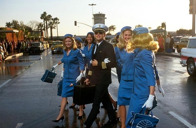 29. 2002'de canlandırdığı "Frank Abagnale, Jr" karakterinin "kendisini" filmi çekerken tanıdı.