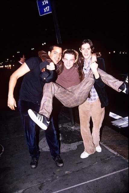 17. Gençken kızların peşinde koştukları için "Pussy Pose" adlı arkadaş grubu vardı.