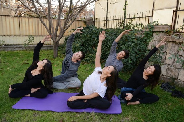 Yoga yaparak rahatlıyorlar... / Yılanların Öcü