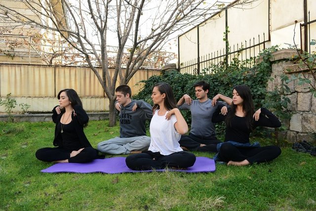Yoga yaparak rahatlıyorlar... / Yılanların Öcü