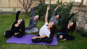 Yoga yaparak rahatlıyorlar... / Yılanların Öcü