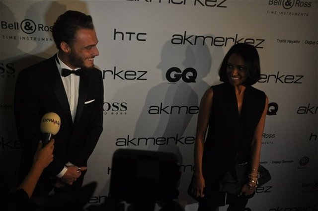 ARALARINDAN SU SIZMADI  -  - Amerikalı şarkıcı ve oyuncu Kat Graham'ın, gecede karşılaştığı Kerem Bursin ile şakalaşması objektiflere yansıdı. İkili, "Nasılsın? Her şey yolunda mı?" şeklinde kısa bir sohbet yaptı.