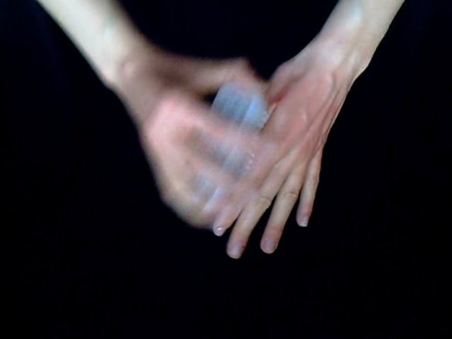 Ablutomani rahatsızlığı olan kişiler sürekli kire ve mikroba maruz kaldıklarına inandıkları için el yıkamak için takıntı derecesinde bir istek duyuyorlar.