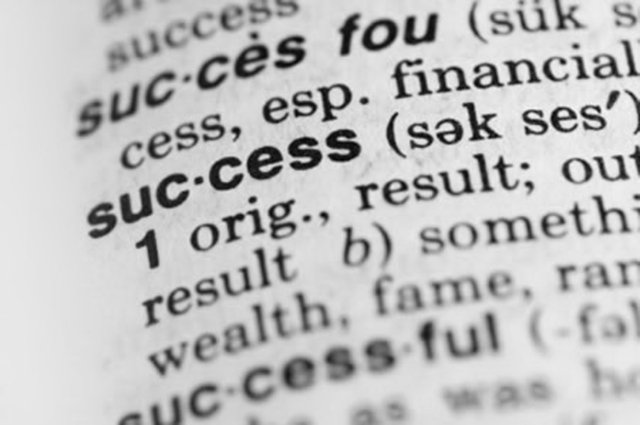 Bu takıntı kişinin belirli kelimelere özel bir ilgi duyması ve sürekli tekrar etmek için karşı konulamaz bir istek duyması olarak tekrarlanıyor.