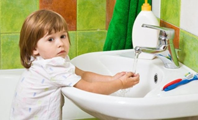 Bu takıntıya sahip kişilerde çoğunlukla diğer akıl hastalıklarına da rastlanabiliyor. Çocuklarda görülen şizofreninin karakteristik  özellikleri arasında Ablutomani takıntısı da görülüyor.